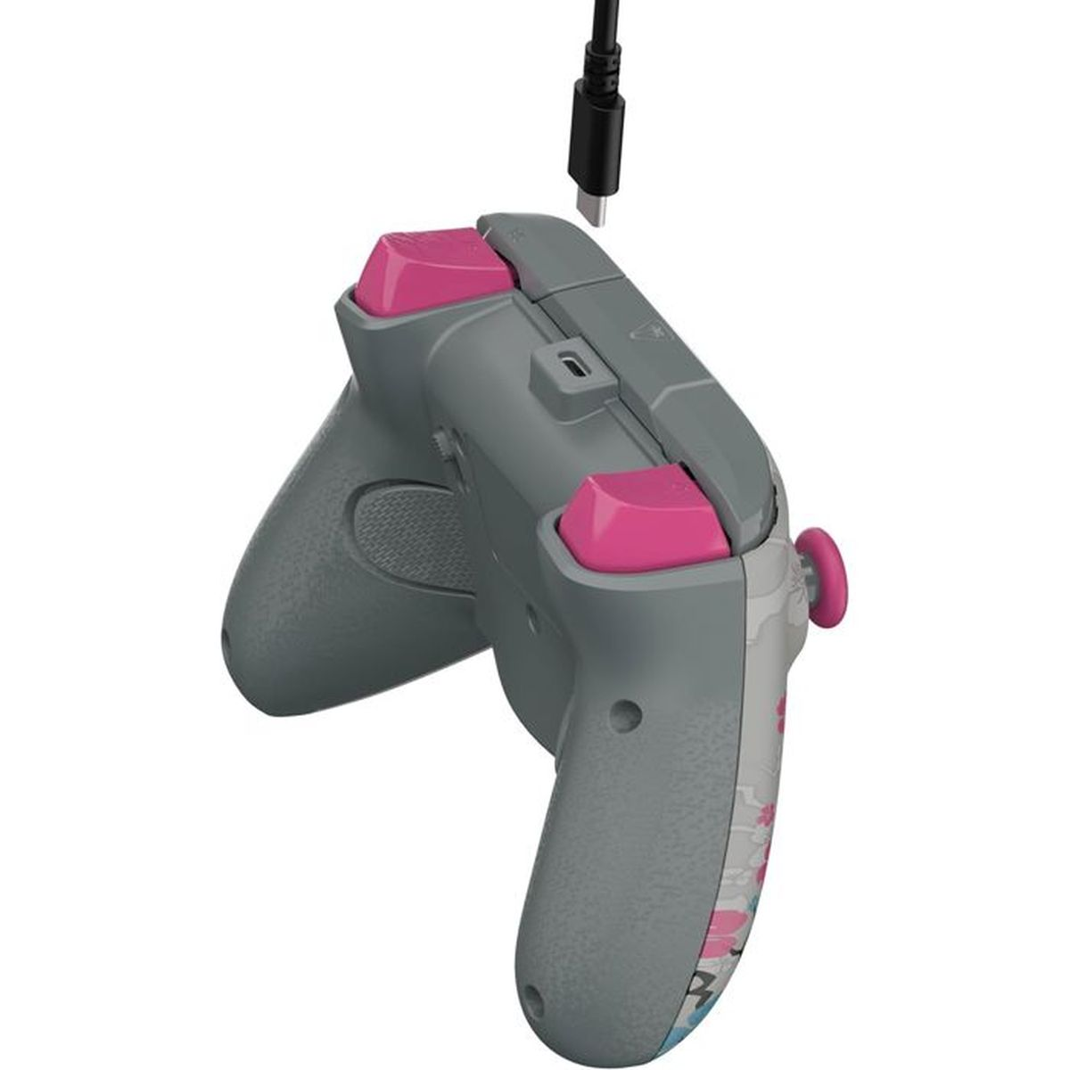 Grauer Controller mit pinken Knöpfen und USB-C-Kabel wird angeschlossen.
