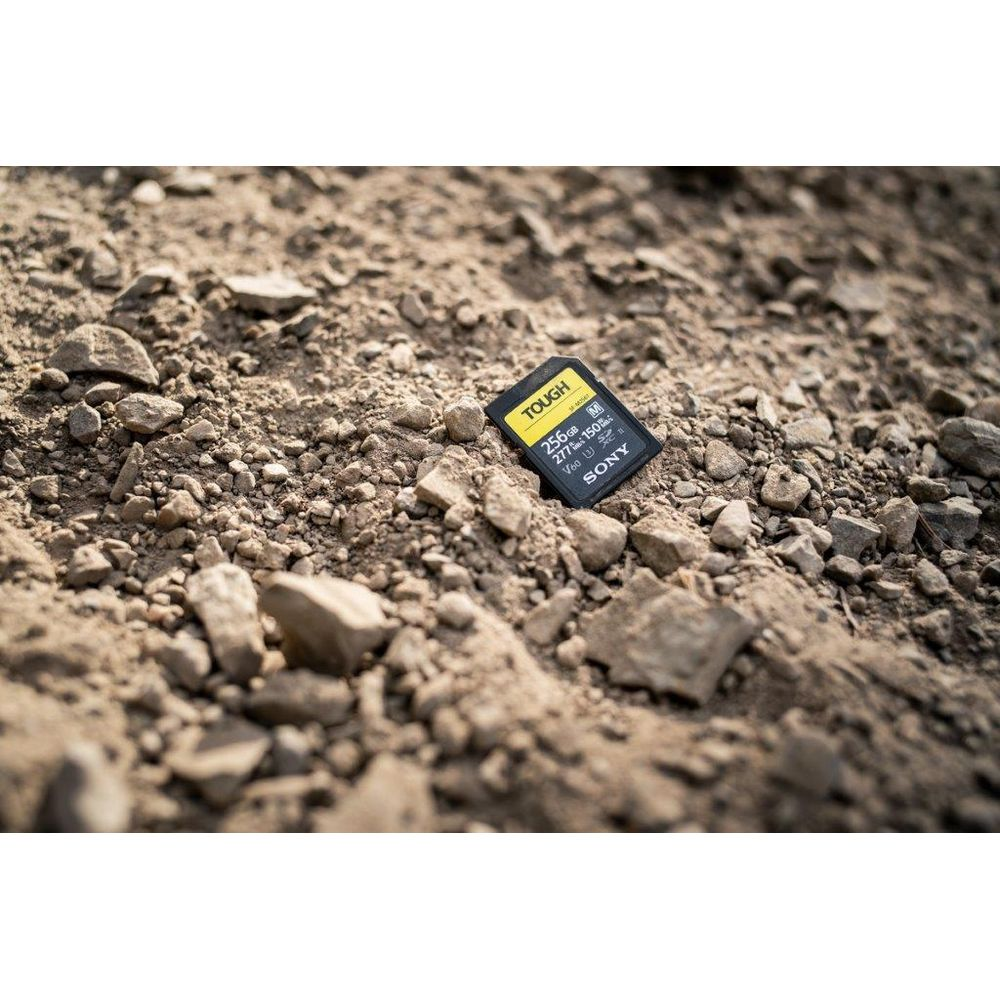 Eine Sony TOUGH SD-Karte liegt auf steinigem Boden.