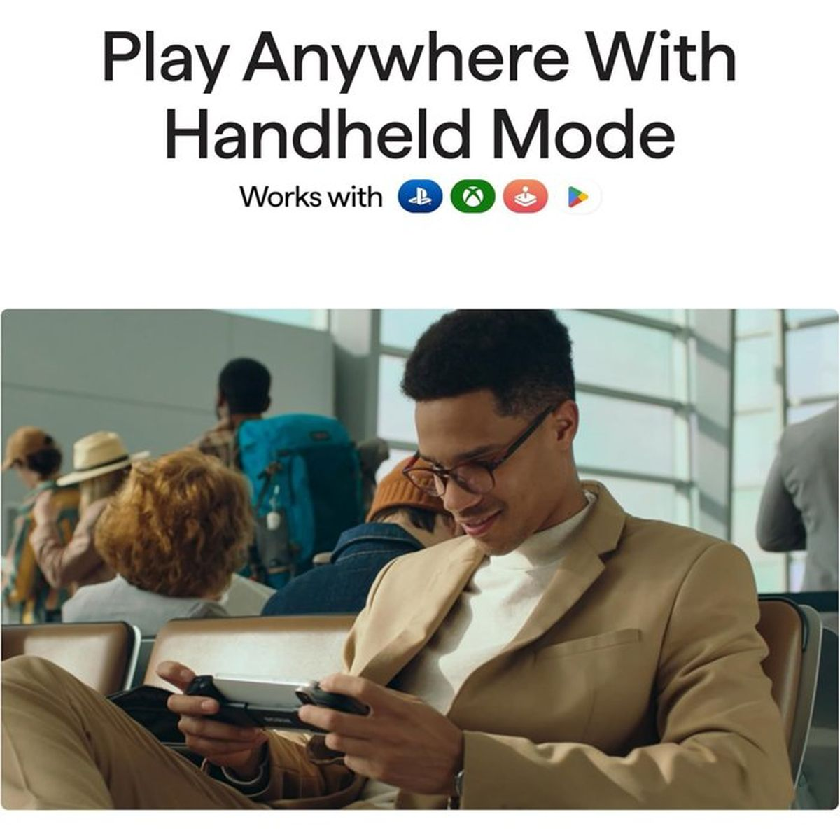 Mann spielt mit einem Handheld-Gerät in einem Flughafen-Warteraum.