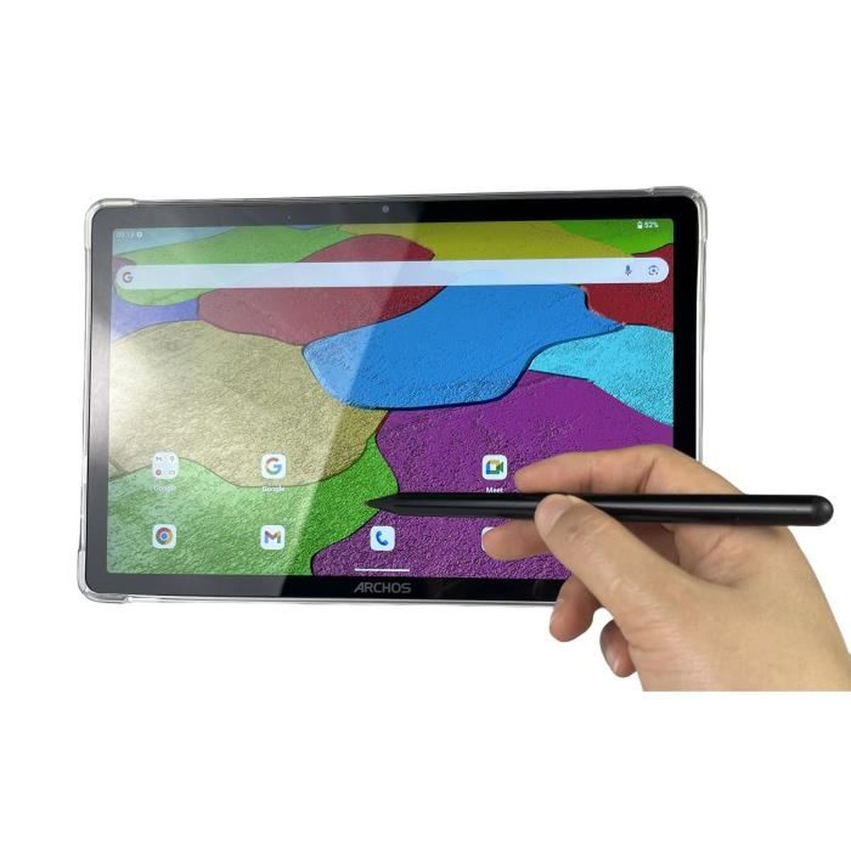 Una mano usa uno stilo nero su un tablet con sfondo colorato.