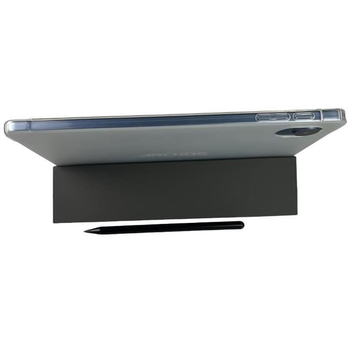 Un tablet con stilo appoggiato su un supporto grigio su sfondo bianco.