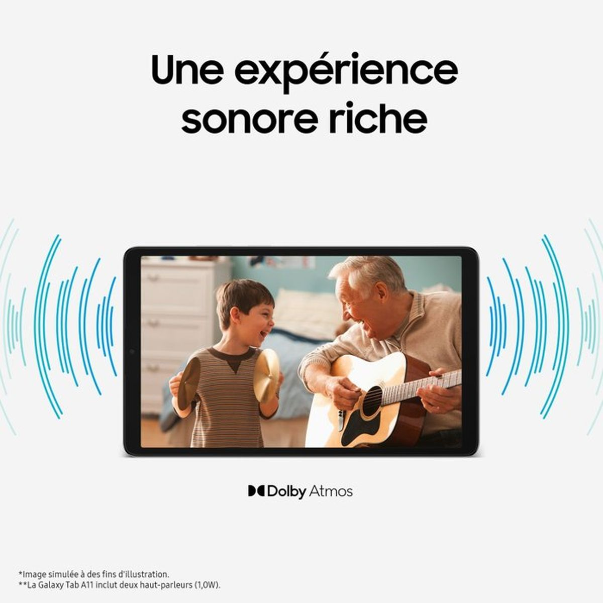 Un hombre toca la guitarra para un niño que sostiene platillos.