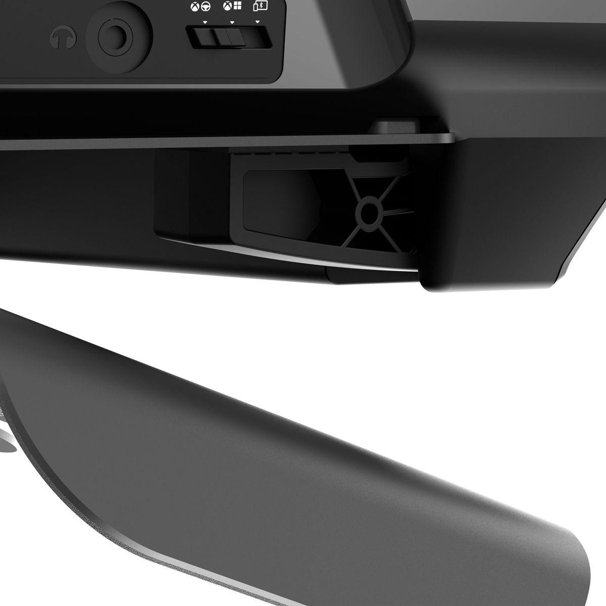 Primo piano di un controller nero con pulsanti e interruttori.