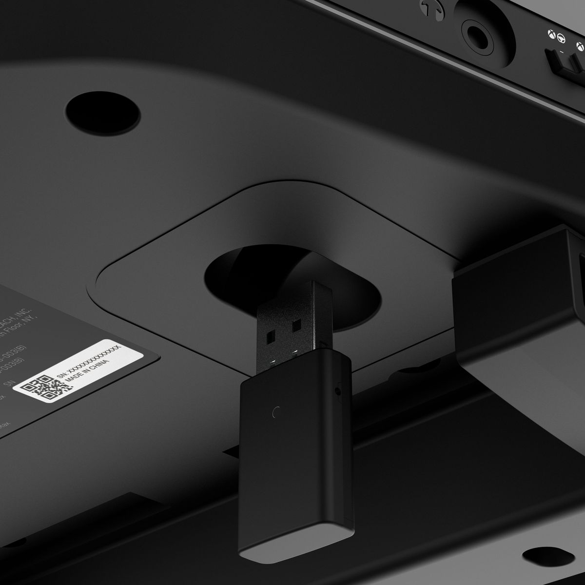 Un adattatore USB nero è inserito sotto un dispositivo nero.