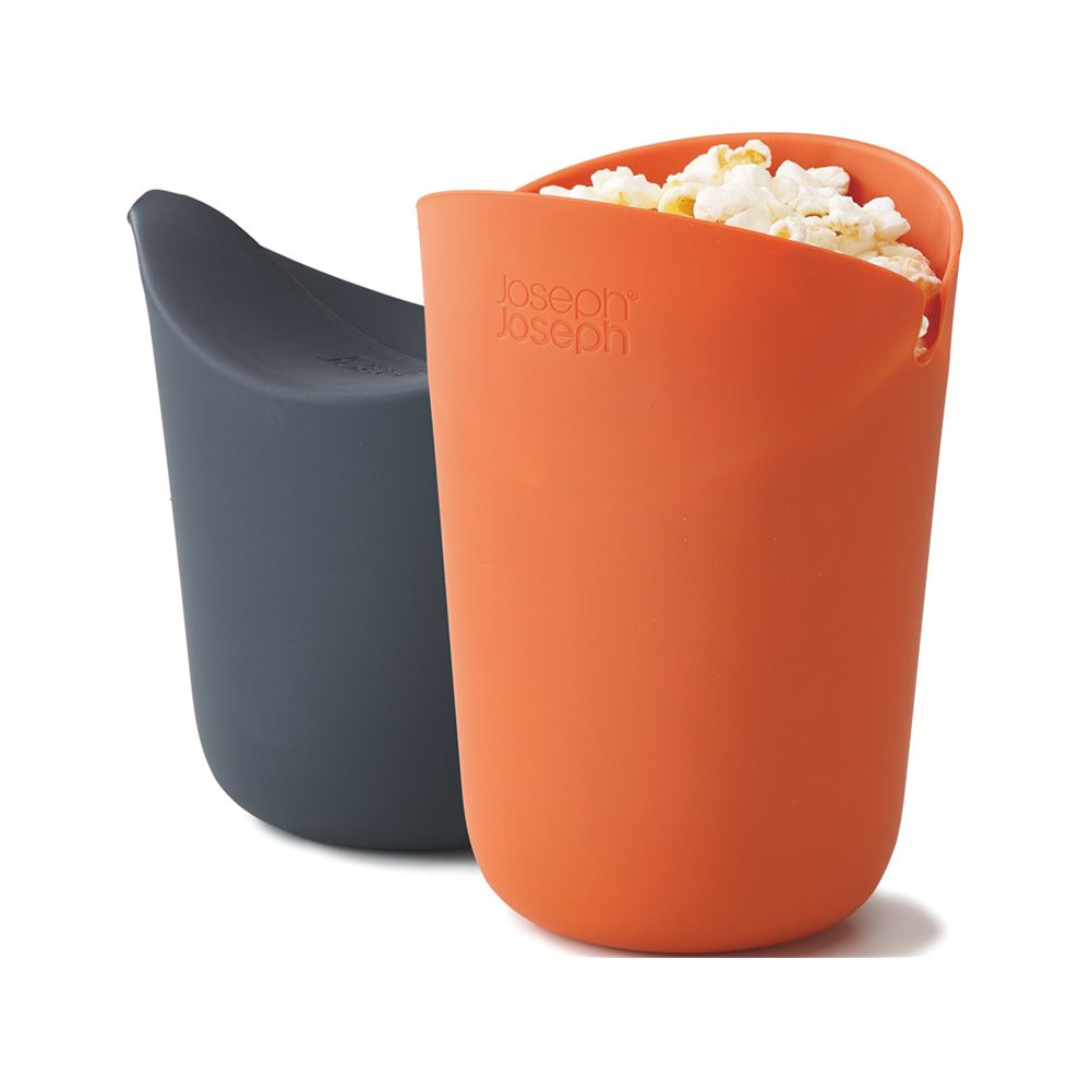 Dos recipientes Joseph Joseph, uno naranja con palomitas, uno gris.