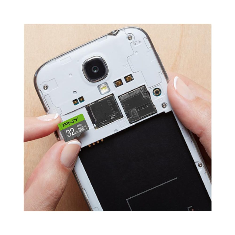 Une main insère une carte microSD PNY Elite 32 Go dans un smartphone.