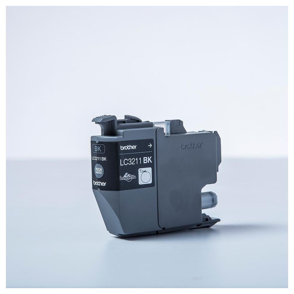 Czarny tusz Brother LC3211 BK na białym tle.
