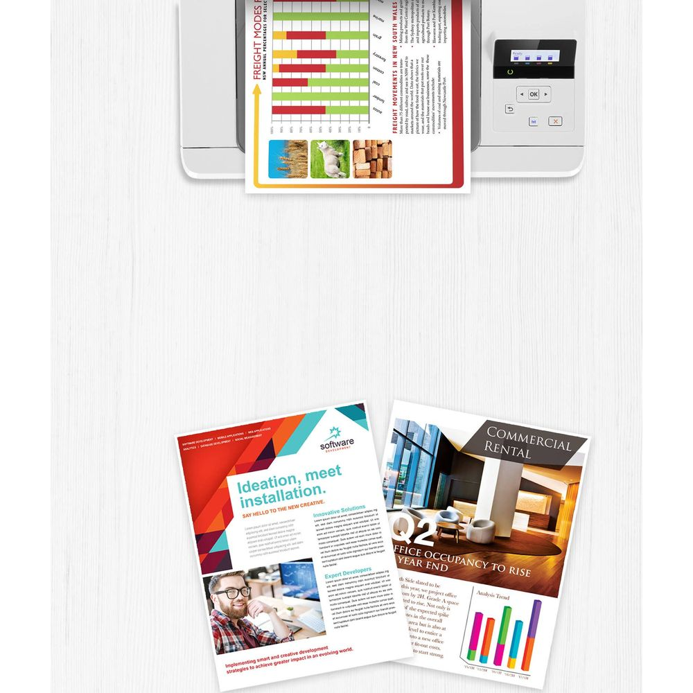 Una stampante stampa documenti con grafici e diagrammi. Sotto ci sono due brochure.