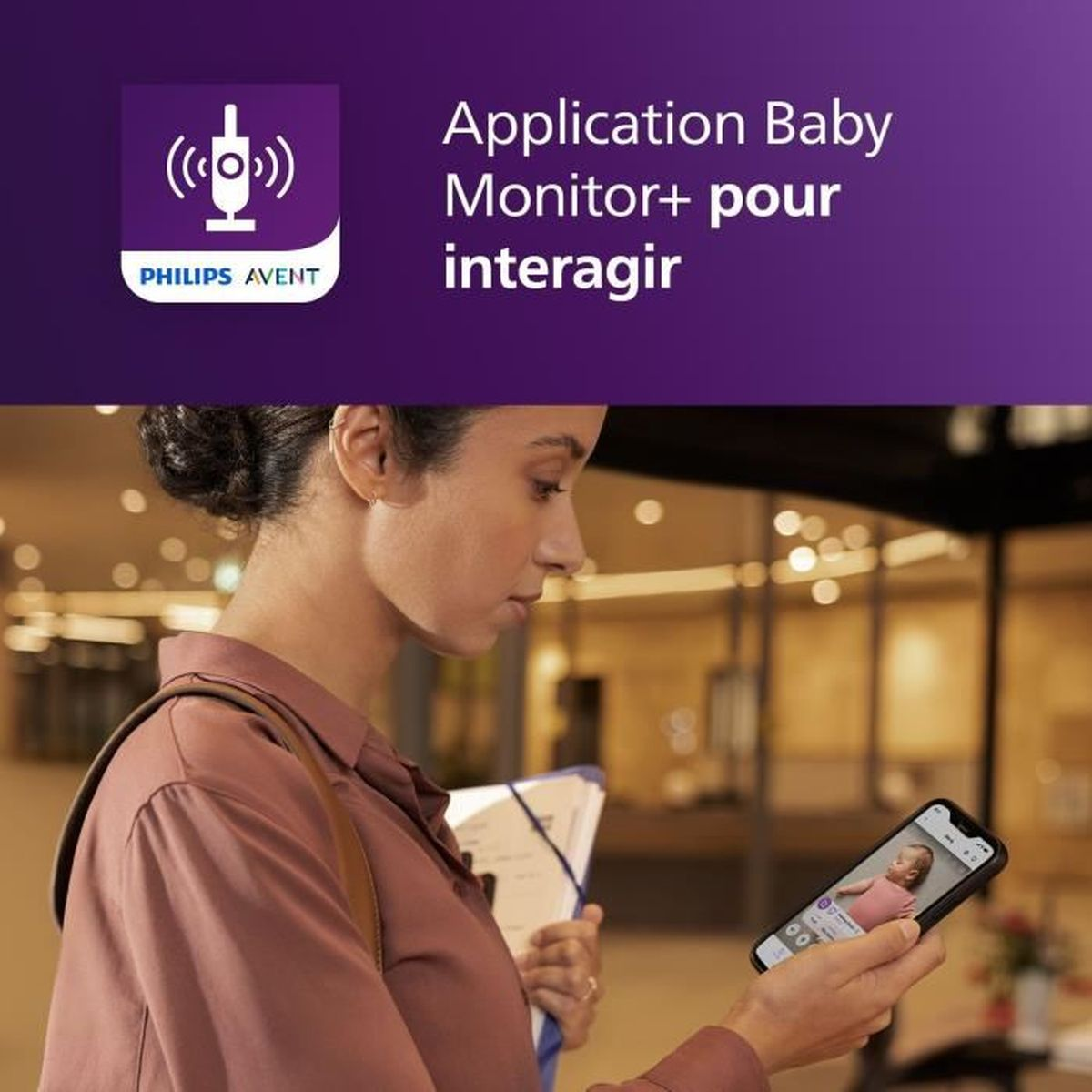 Eine Frau schaut auf ihr Handy, auf dem ein Baby zu sehen ist. Oben ist das Philips Avent Logo.