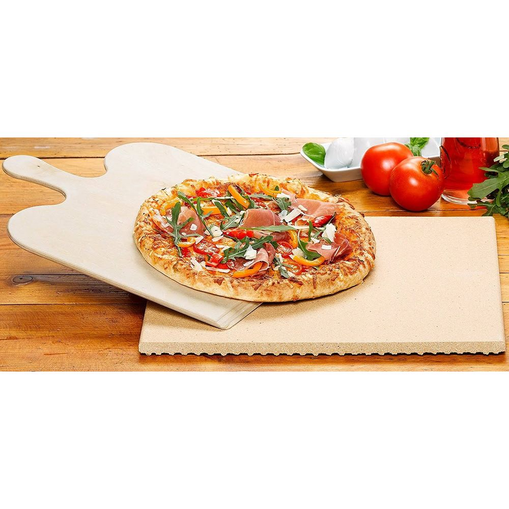 Eine Pizza mit Rucola und Schinken auf einem Pizzastein und Holzbrett.