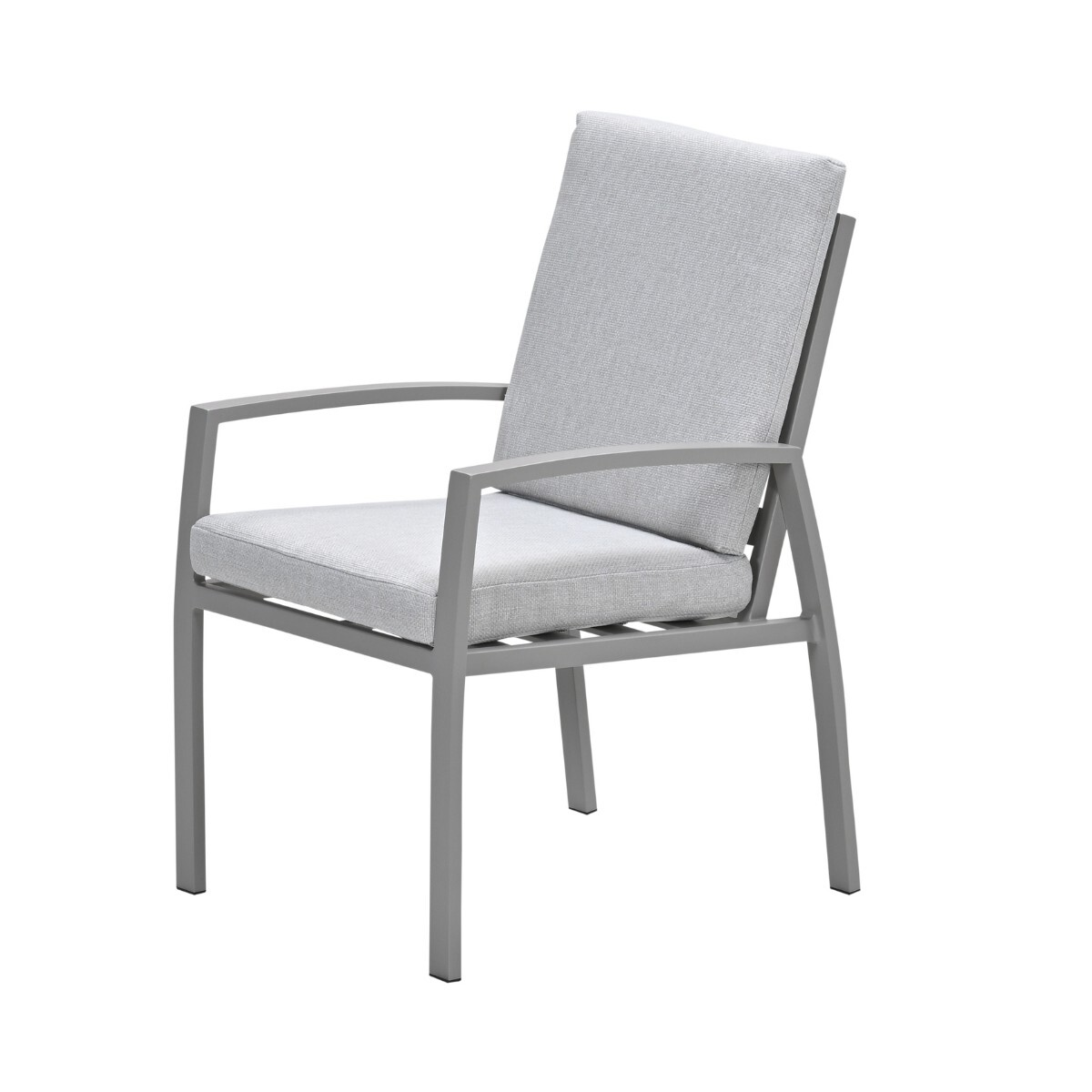Grijze fauteuil met lichtgrijze kussens, geïsoleerd op wit.