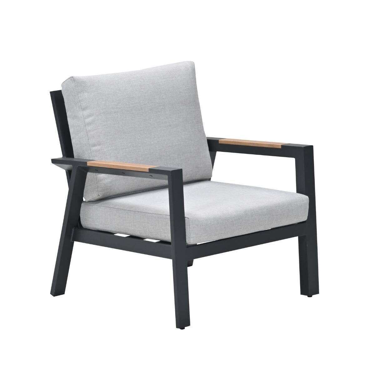 Een grijze fauteuil met een donker metalen frame en houten armleuningen.