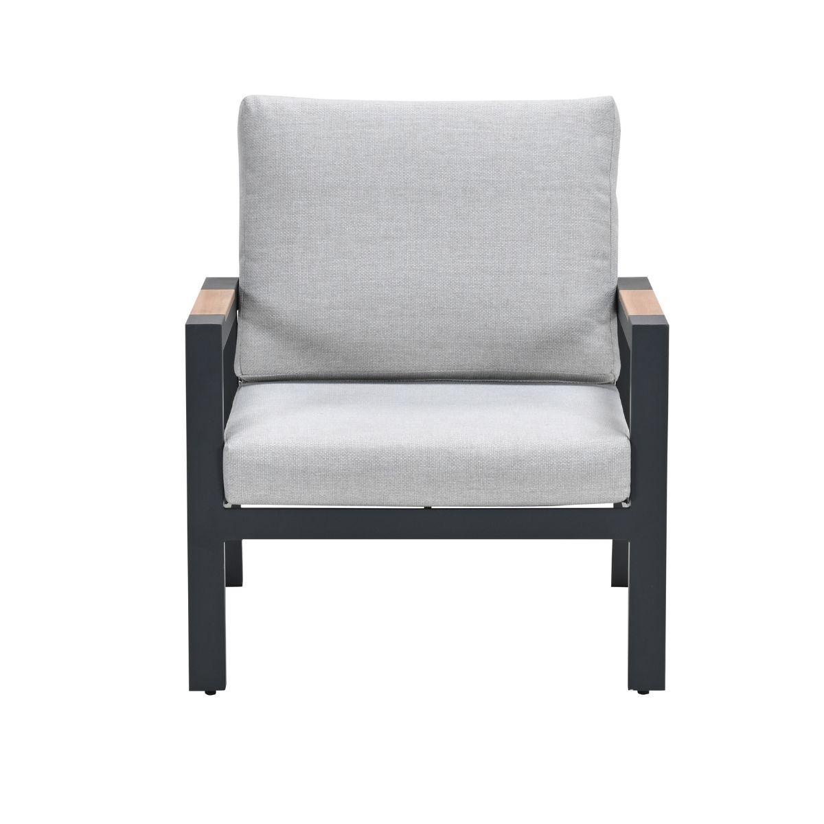 Een moderne grijze fauteuil met een donker metalen frame en houten armleuningen.
