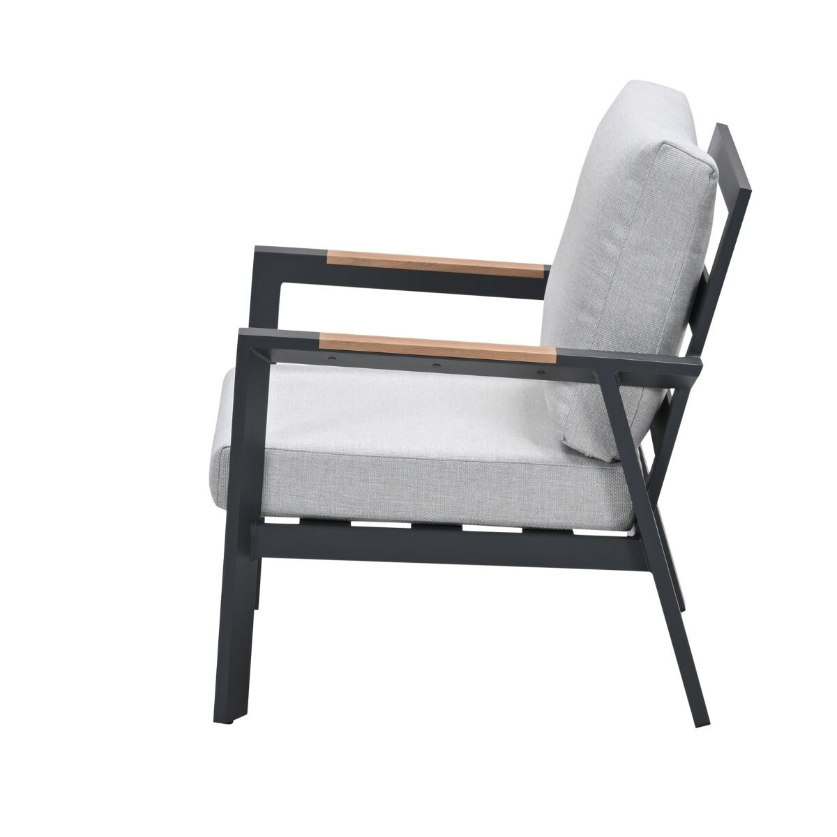 Grijze fauteuil met zwart metalen frame en houten armleuningen, van opzij.