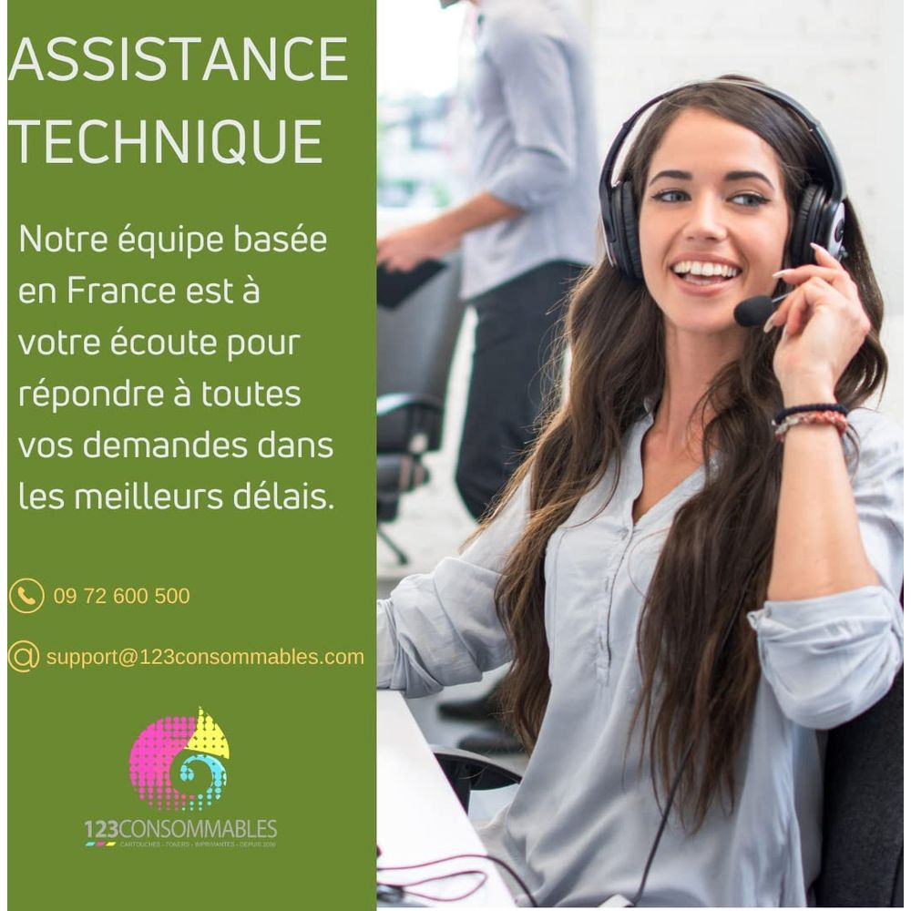 Kobieta w słuchawkach mówi, mężczyzna w tle. Tekst o pomocy technicznej.