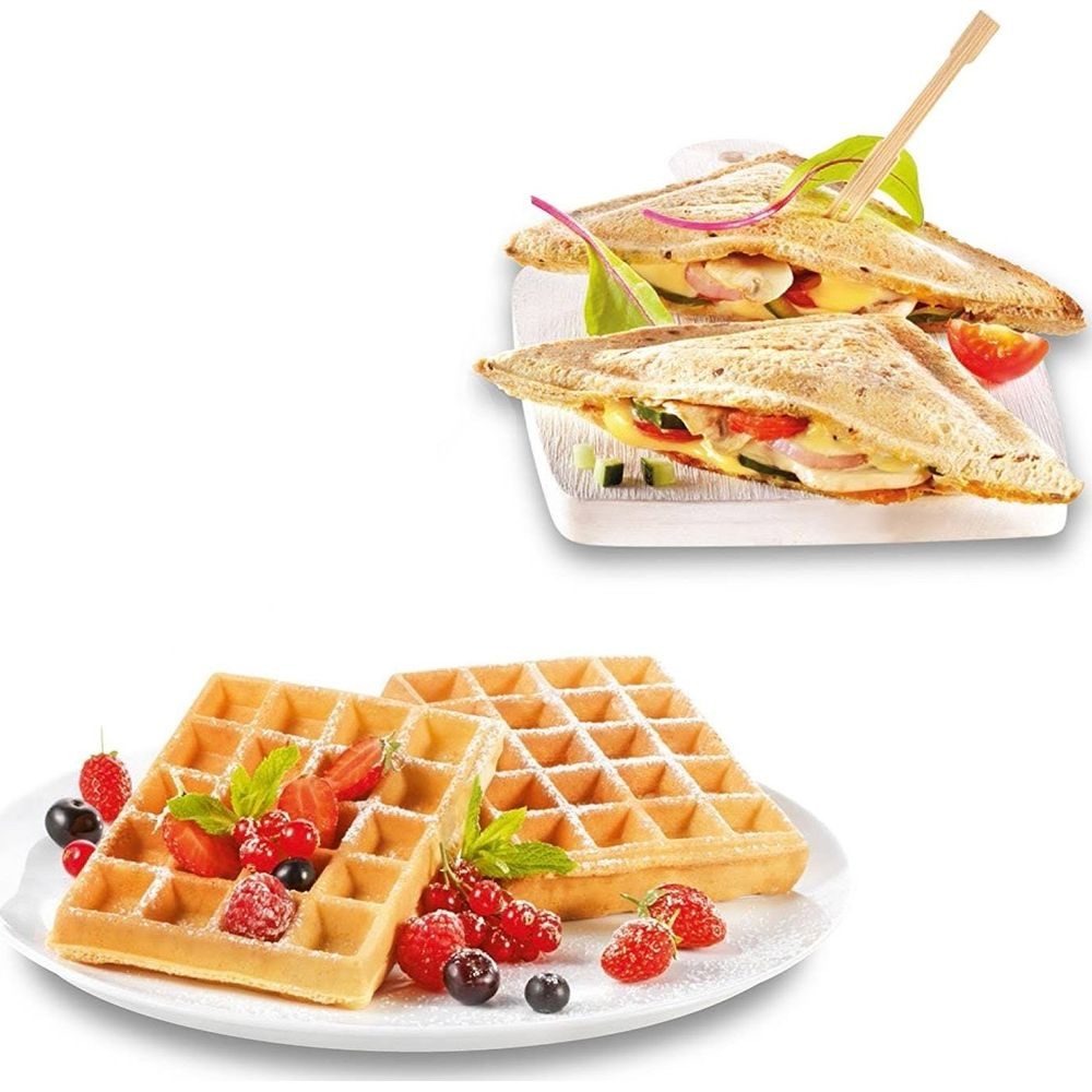 Dwa tosty i gofry z jagodami na talerzu.