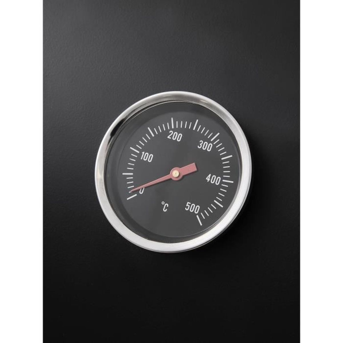 Ein schwarzes Thermometer mit silbernem Rand zeigt 100 Grad Celsius an.