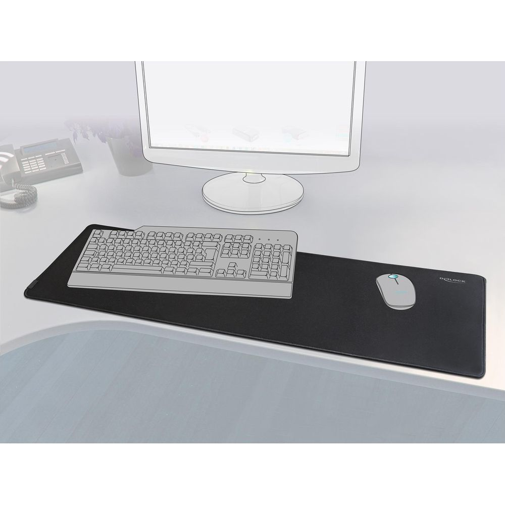 Eine schwarze Mausmatte mit Tastatur und Maus vor einem Monitor.