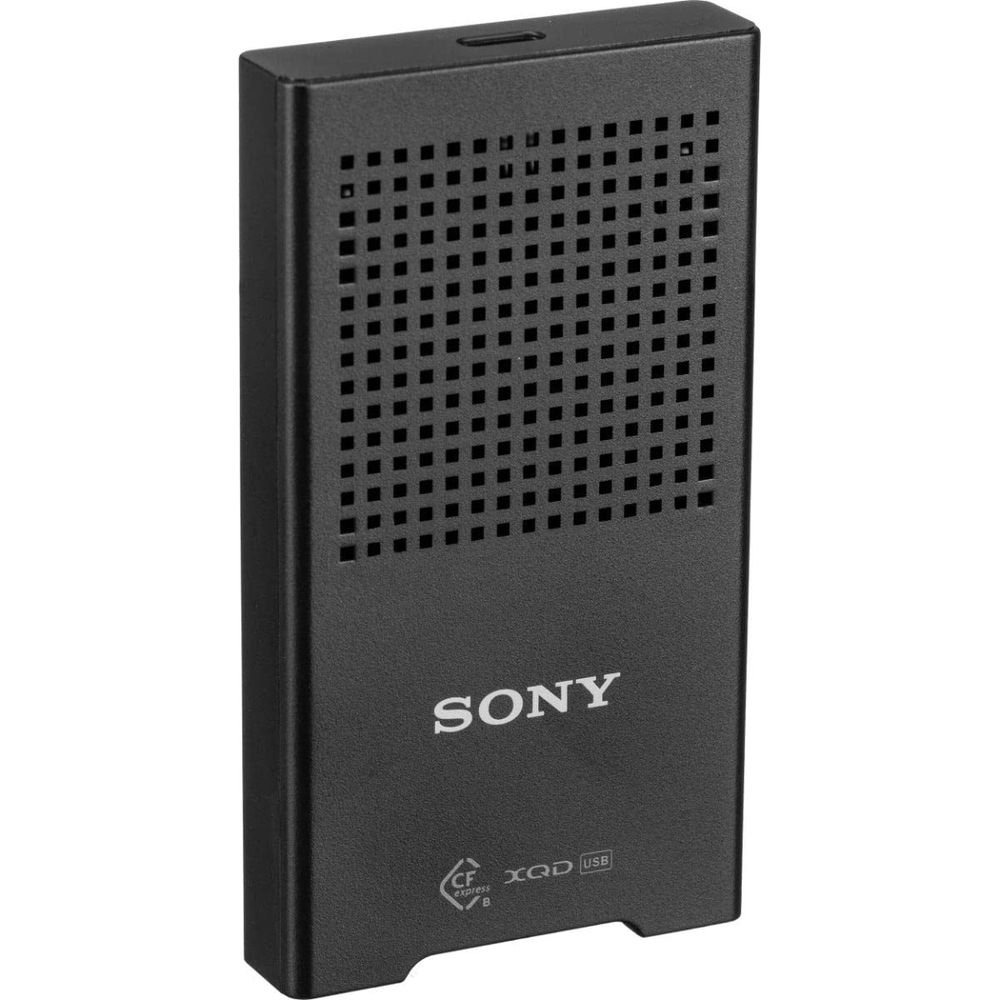 Schwarzer Sony Kartenleser mit Lochmuster-Oberfläche und Beschriftung.