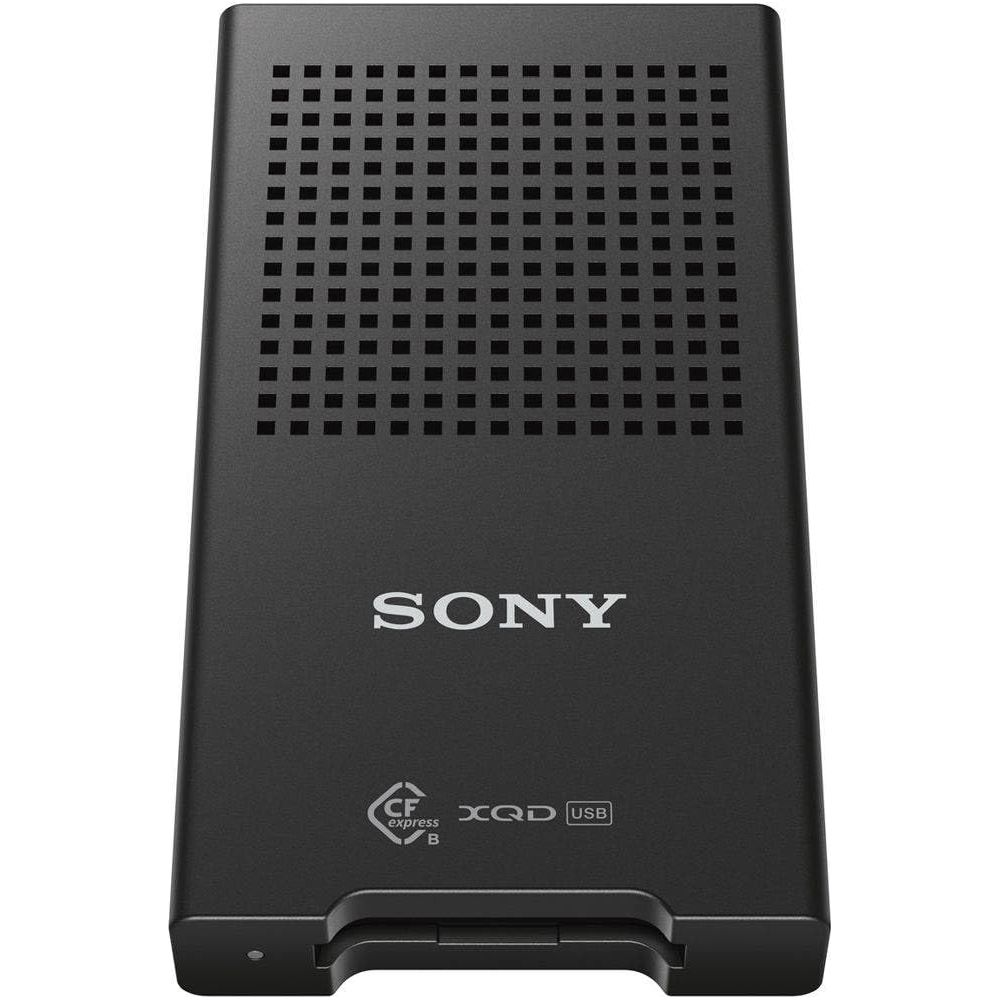 Schwarzer Sony CFexpress XQD USB-Kartenleser mit Lochmuster oben.