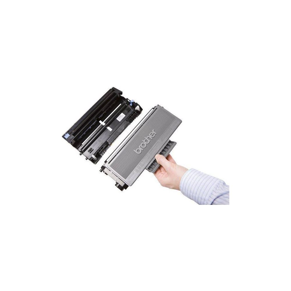Un uomo tiene un toner grigio Brother e una cartuccia toner nera.