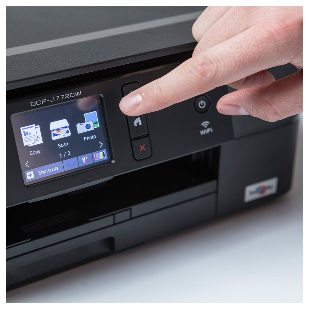 Dłoń naciska przycisk Home na czarnej drukarce z ekranem dotykowym.