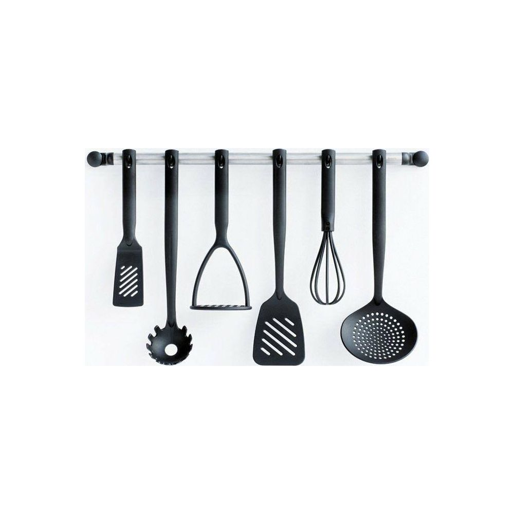 Sei utensili da cucina neri appesi a una barra: mestolo per spaghetti, schiacciapatate, spatola, frusta, schiumarola.