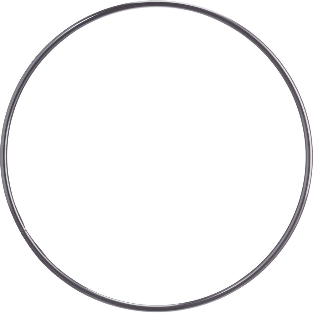 Ein einzelner, dünner, metallischer Ring auf weißem Hintergrund.