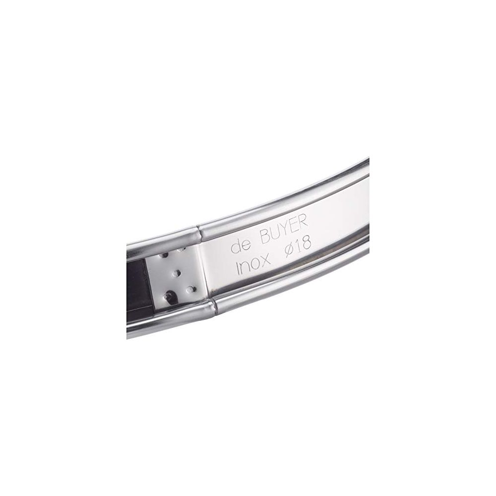 Nahaufnahme eines silbernen Metallrings mit der Aufschrift „de BUYER Inox Ø18“.