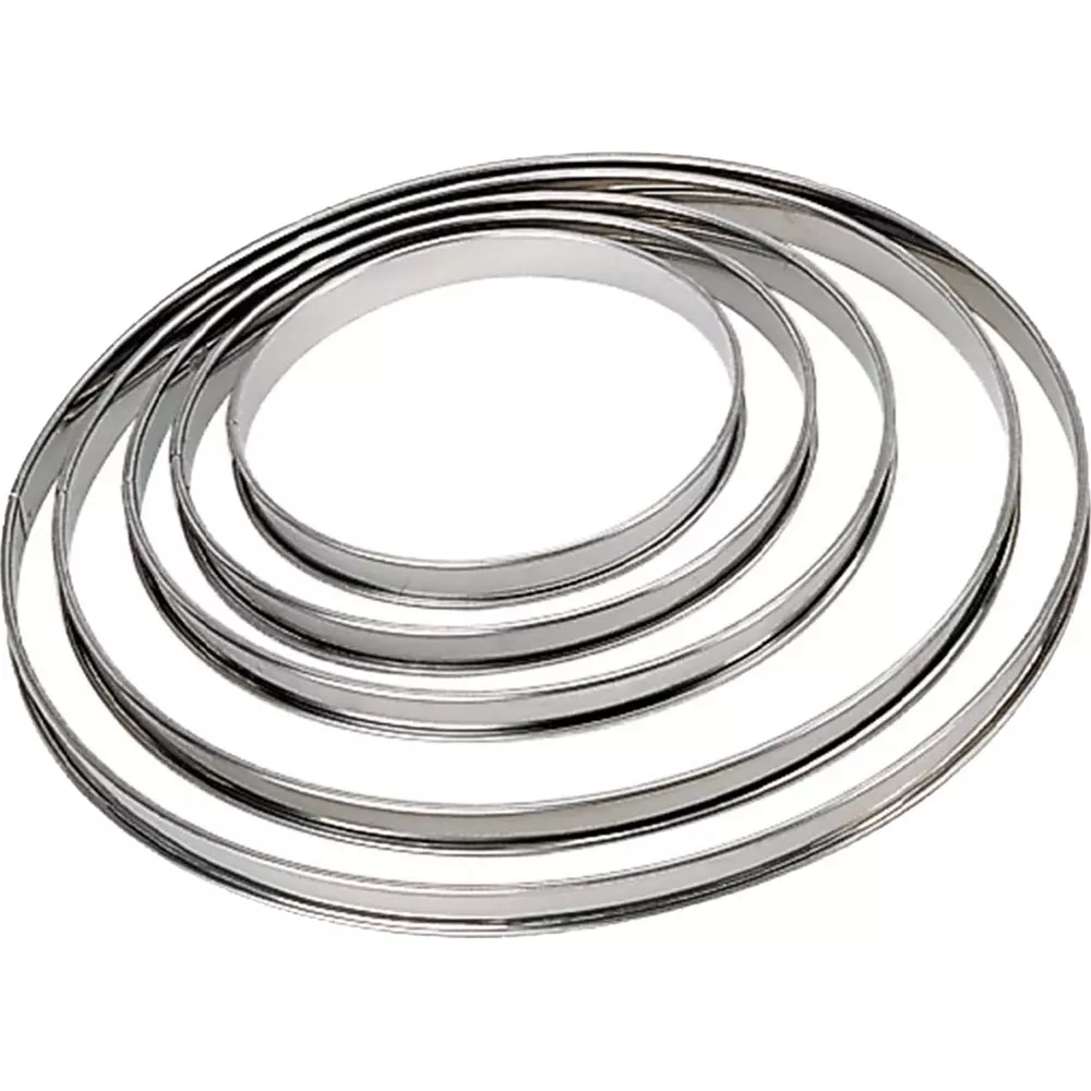 Fünf runde, silberne Ausstechformen aus Metall liegen nebeneinander.