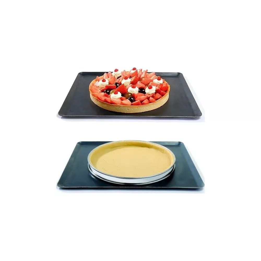 Ein fertiger Erdbeerkuchen und ein ungebackener Kuchenboden in einer Form.