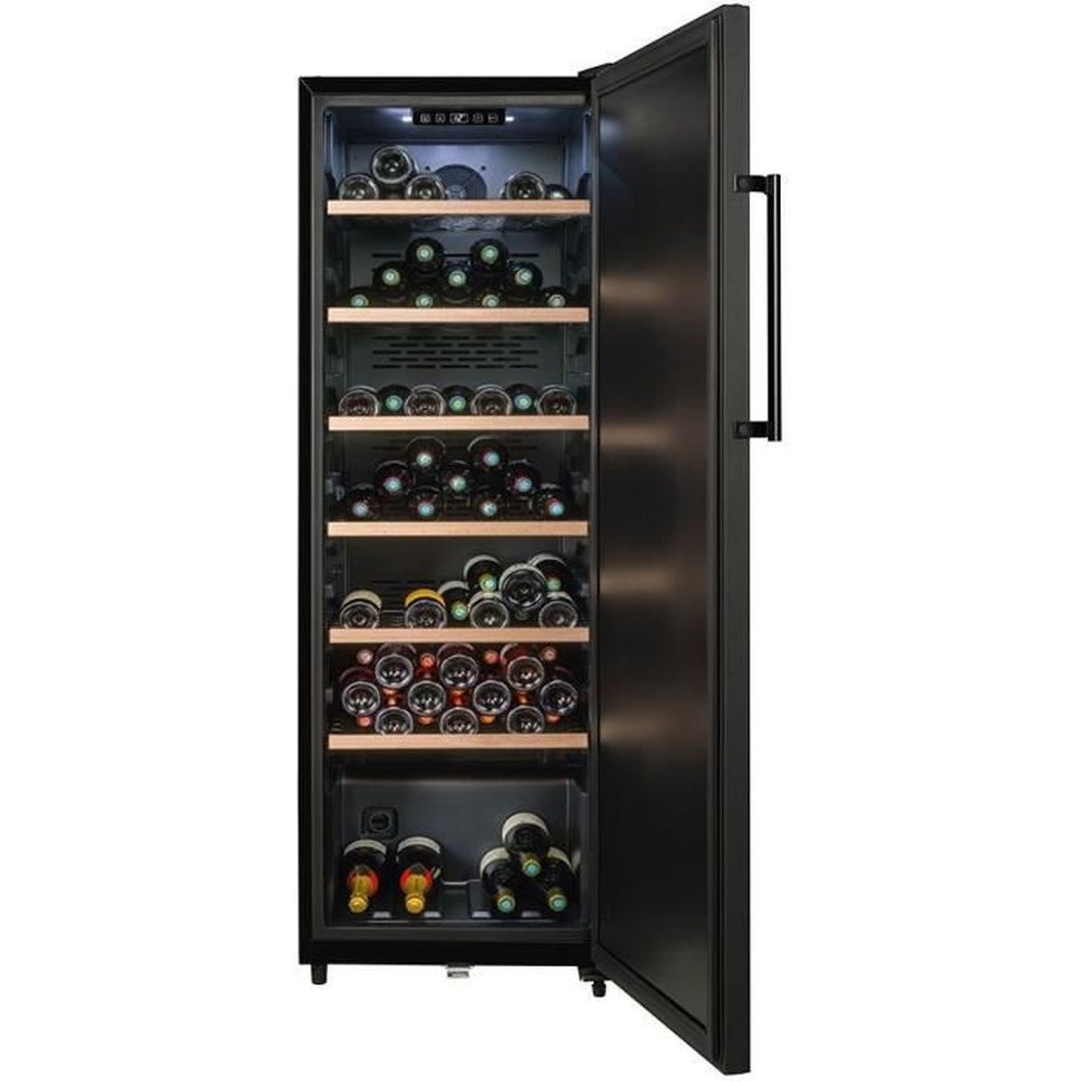 Ein schwarzer Weinkühlschrank mit offener Tür, gefüllt mit Wein- und Champagnerflaschen auf Holzböden.