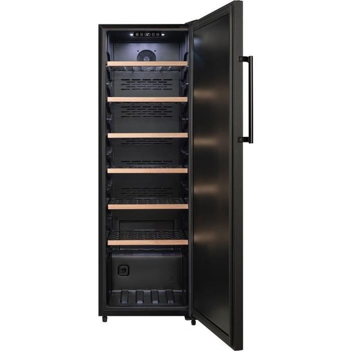 Ein offener schwarzer Weinkühlschrank mit Holzböden und dunklen Gittern.