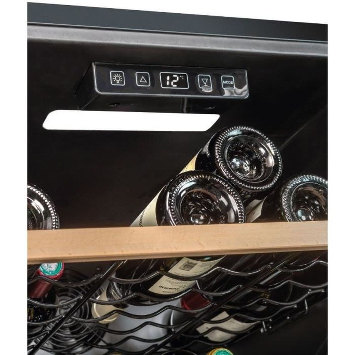 Interior de enfriador de vino con controles digitales que muestran 12°C y botellas.