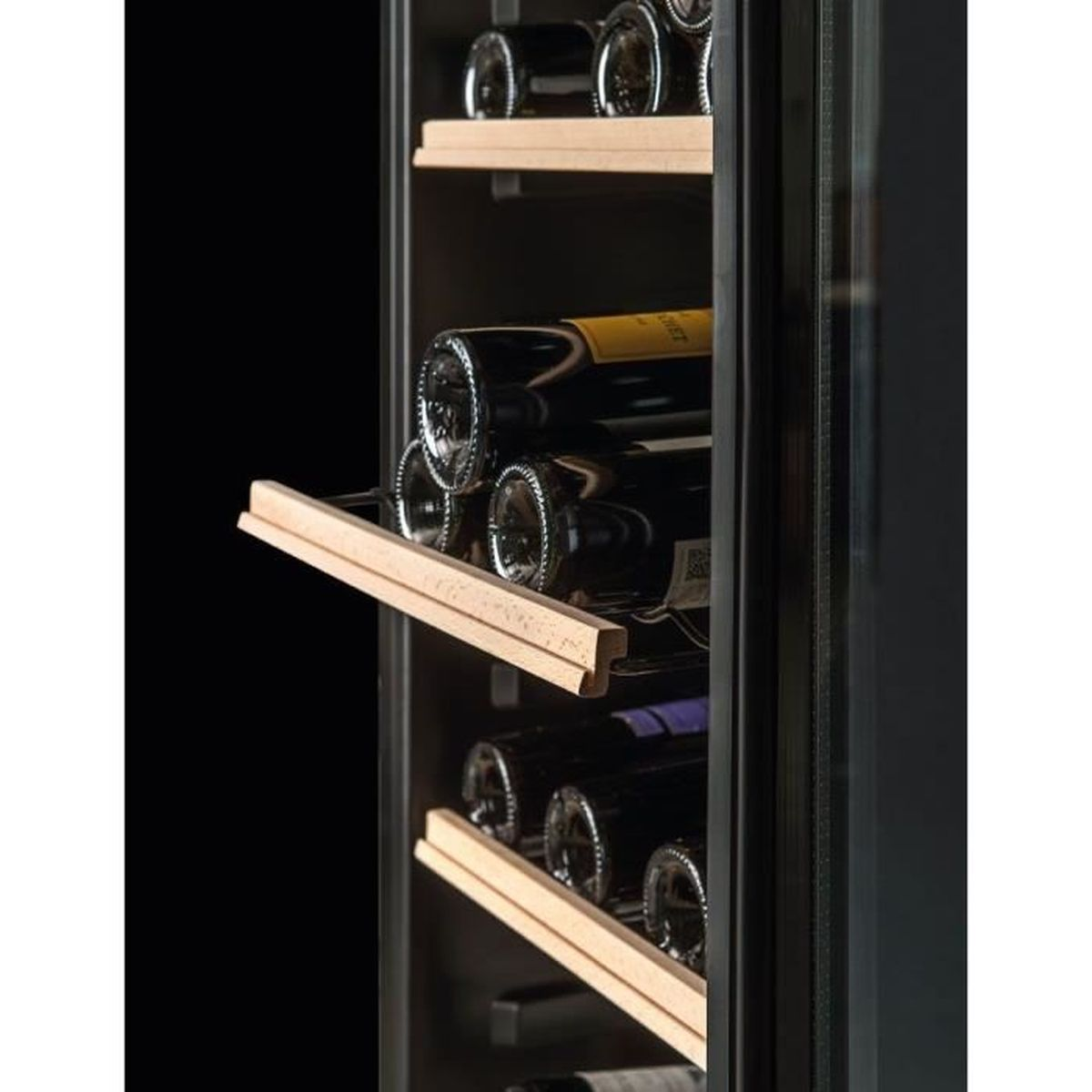 Weinkühlschrank mit Holzböden und dunklen Flaschen.