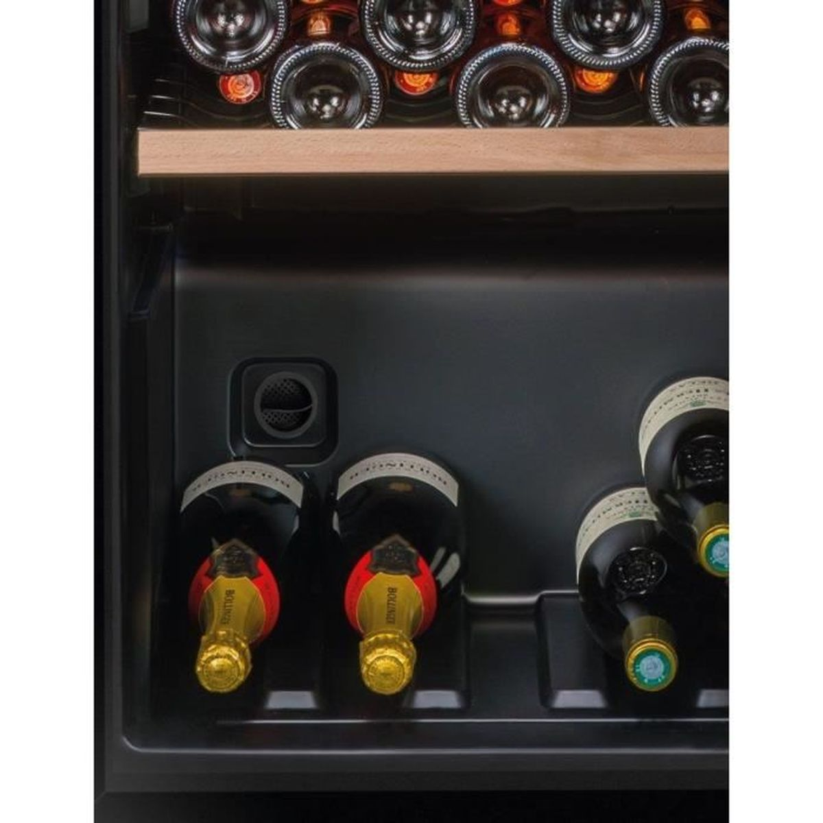 Interior de vinoteca con botellas, algunas con cápsulas rojas y doradas.