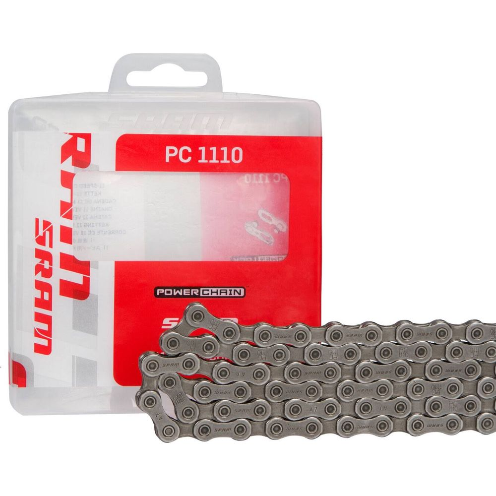 Łańcuch rowerowy SRAM PC 1110 z opakowaniem. Szary metalowy łańcuch z srebrnymi ogniwami.