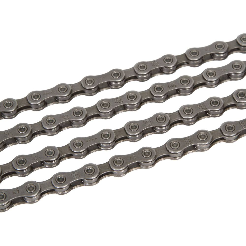 Kilka łańcuchów rowerowych leży równolegle obok siebie na białym tle.