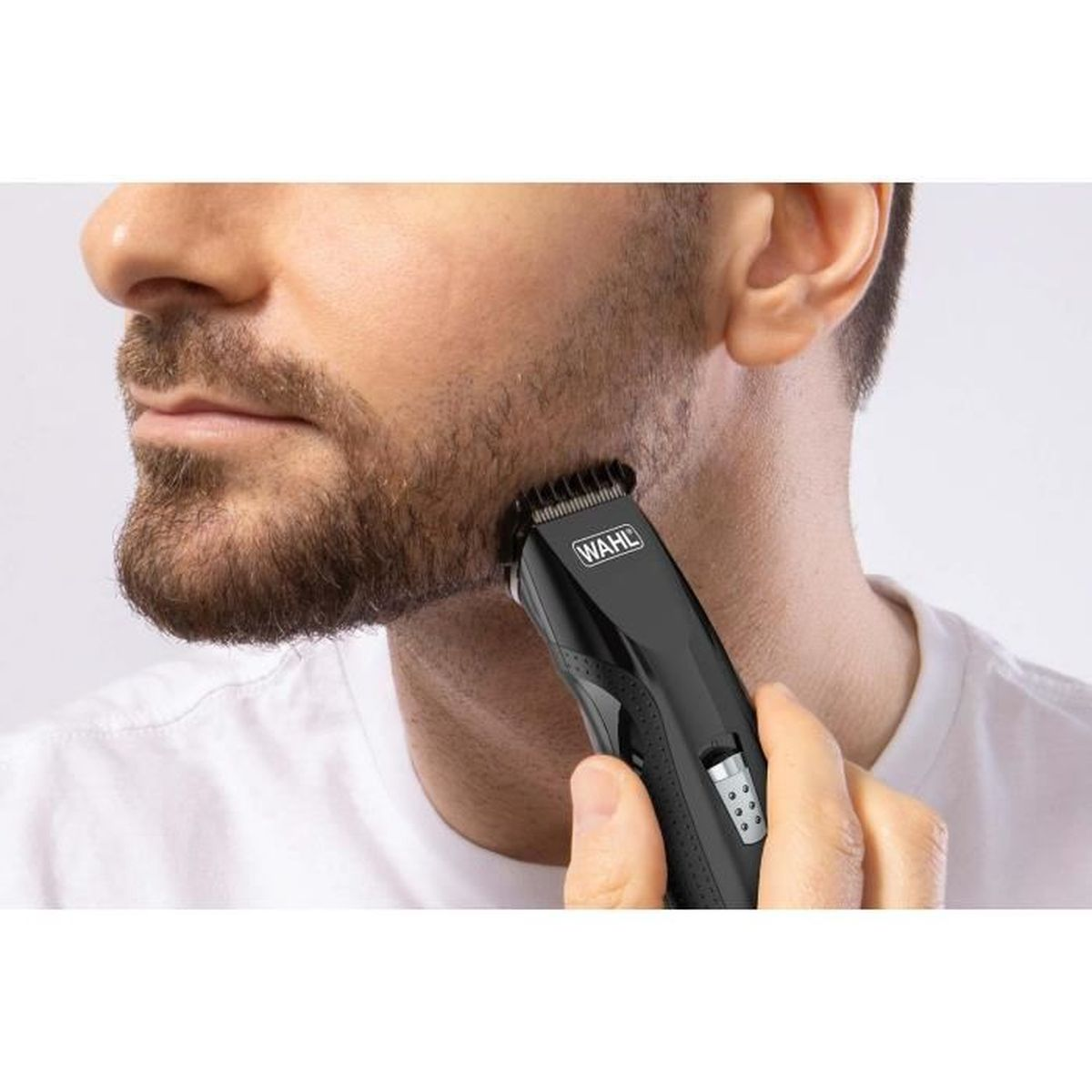 Nahaufnahme eines Mannes, der seinen Bart mit einem schwarzen Wahl-Trimmer trimmt.