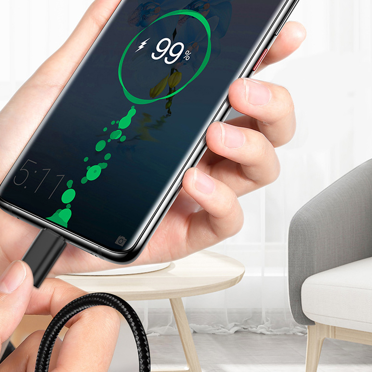 Hand verbindet USB-C-Kabel mit Handy, das zu 99% geladen wird.