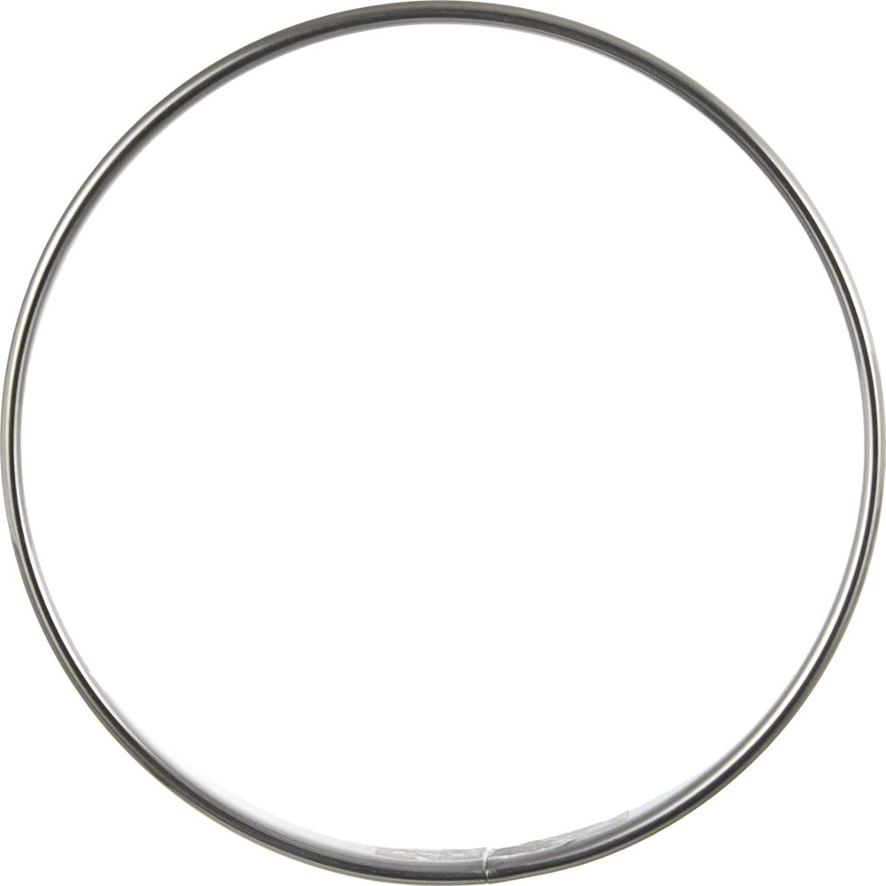 Ein einfacher, dünner Metallring auf weißem Hintergrund.