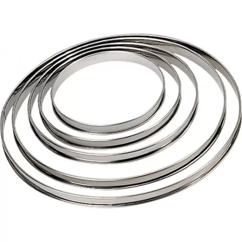 Fünf runde, glänzende Metallringe liegen übereinander.