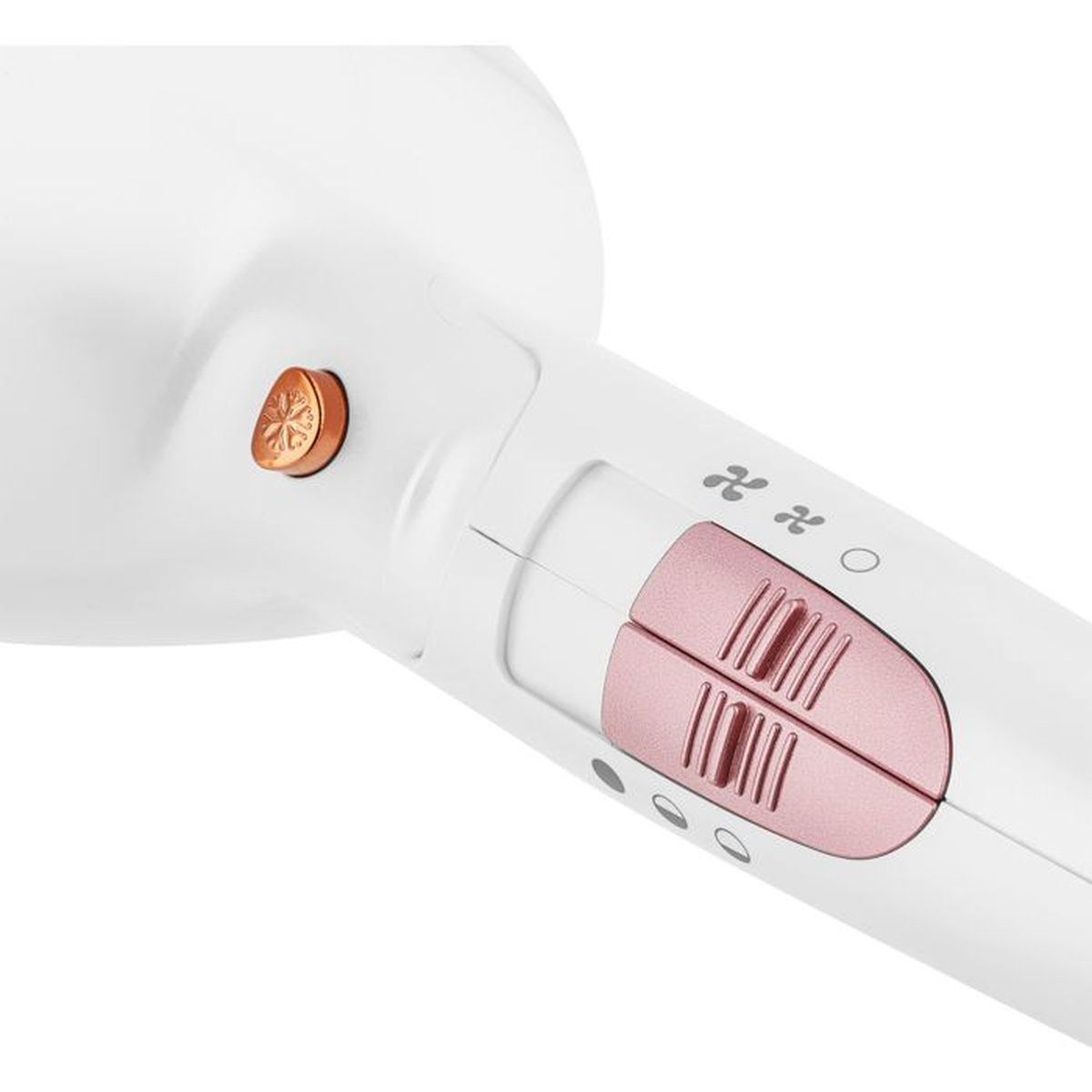 Zbliżenie białej suszarki do włosów z różowymi kontrolkami i ozdobnym guzikiem.