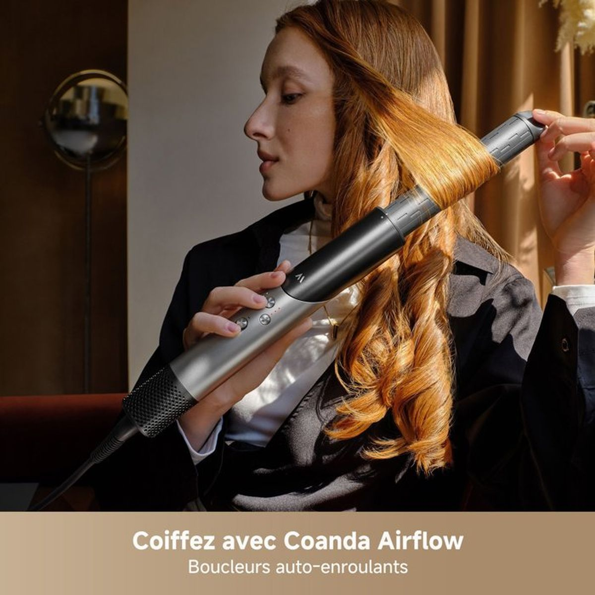 Kobieta z rudymi włosami używa srebrno-czarnej suszarki do stylizacji włosów.