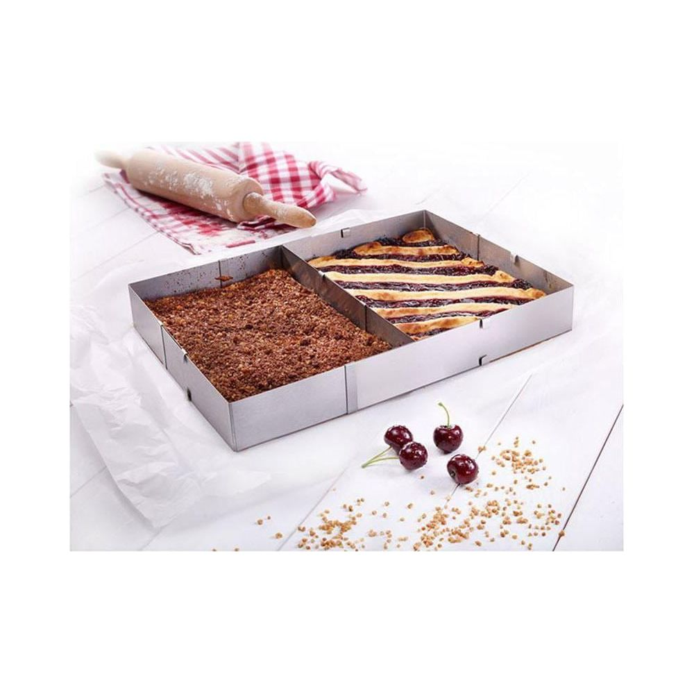 Ein rechteckiger Kuchenform mit zwei Fächern, gefüllt mit zwei Kuchen.