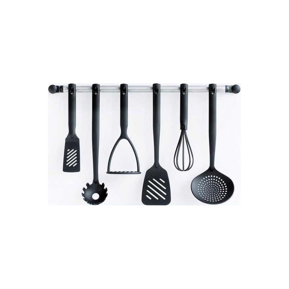 Sei utensili da cucina neri appendono a una barra.
