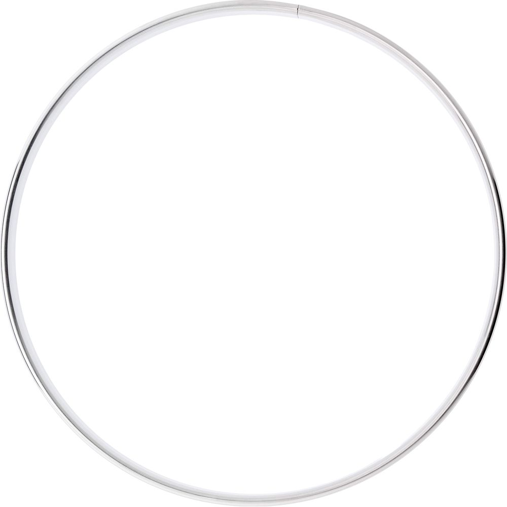 Ein schmaler, silberner Ring, der auf weißem Hintergrund isoliert ist.
