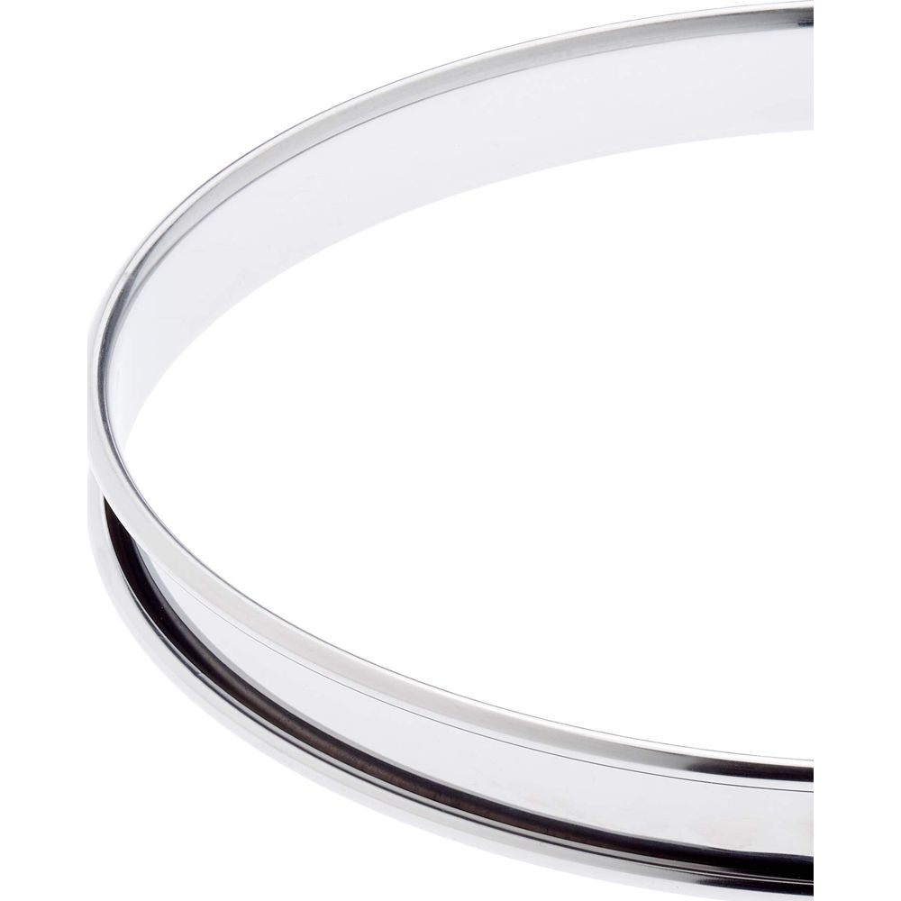 Ein glänzender, silberner Ring mit einer dunkleren Linie in der Mitte.