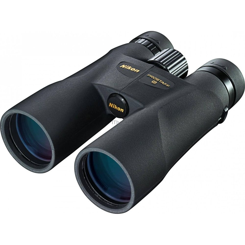 Binocolo Nikon nero con loghi gialli e rotella di messa a fuoco.