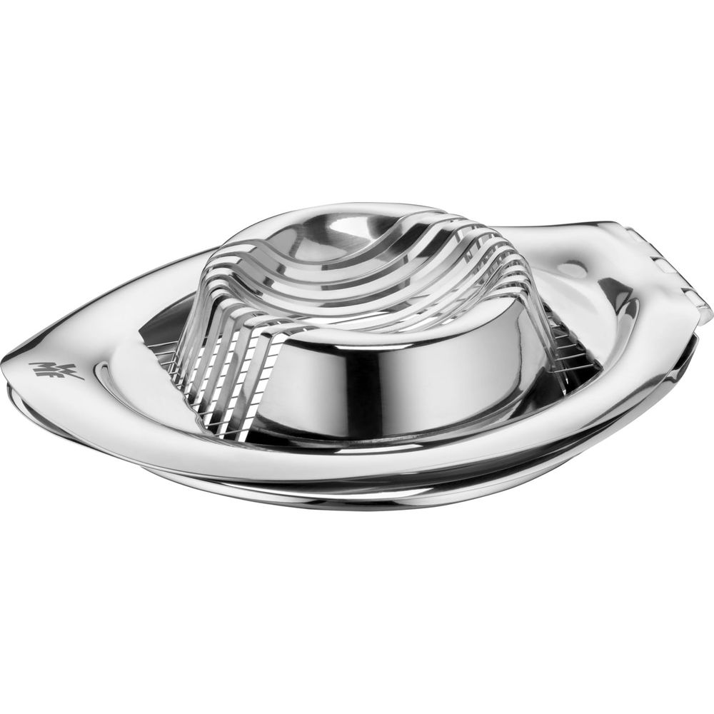 Ein glänzender Metall-Eierschneider mit Drähten zum Schneiden.